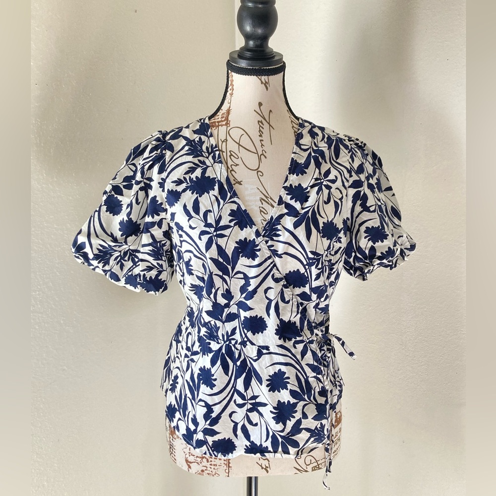 Old Navy Short Puff sleeve V-neck top navy blue floral design Sz M